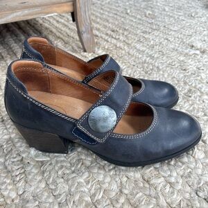 Taos Stage Mary Jane shoes dark navy leather medallion accent women’s 6